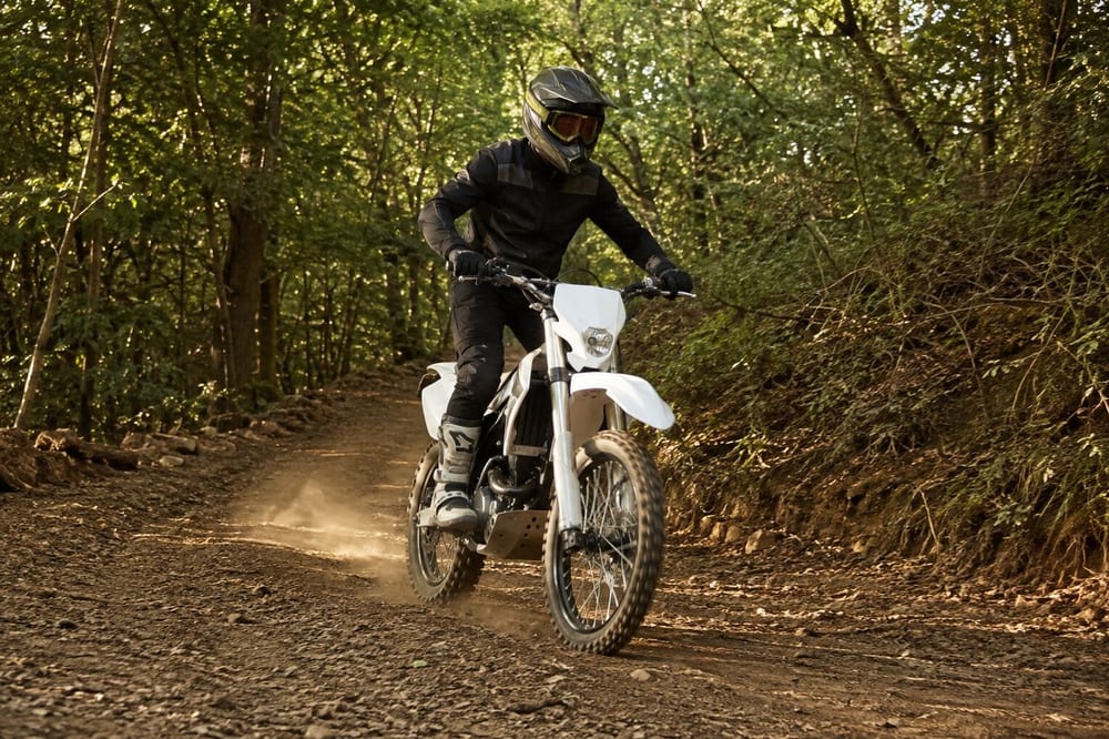 125 enduro: débuter légalement sans se tromper de moteur ni de budget