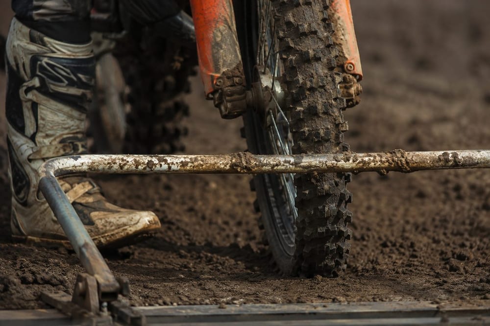 Départ motocross: méthode simple pour sortir droit de la grille