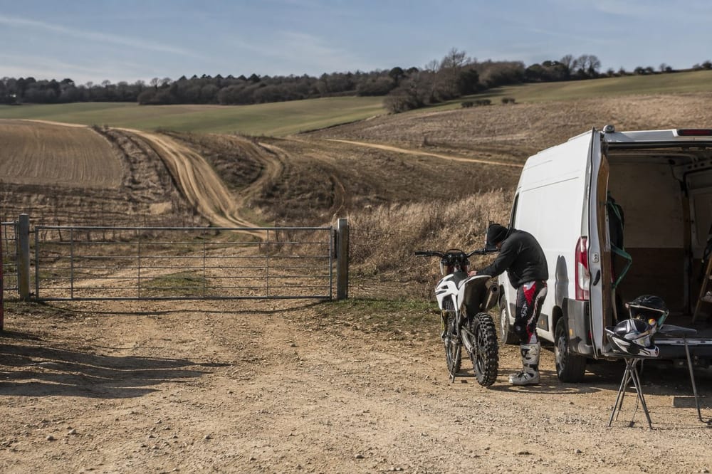 Terrain moto cross sans licence: options sûres pour rouler à la journée
