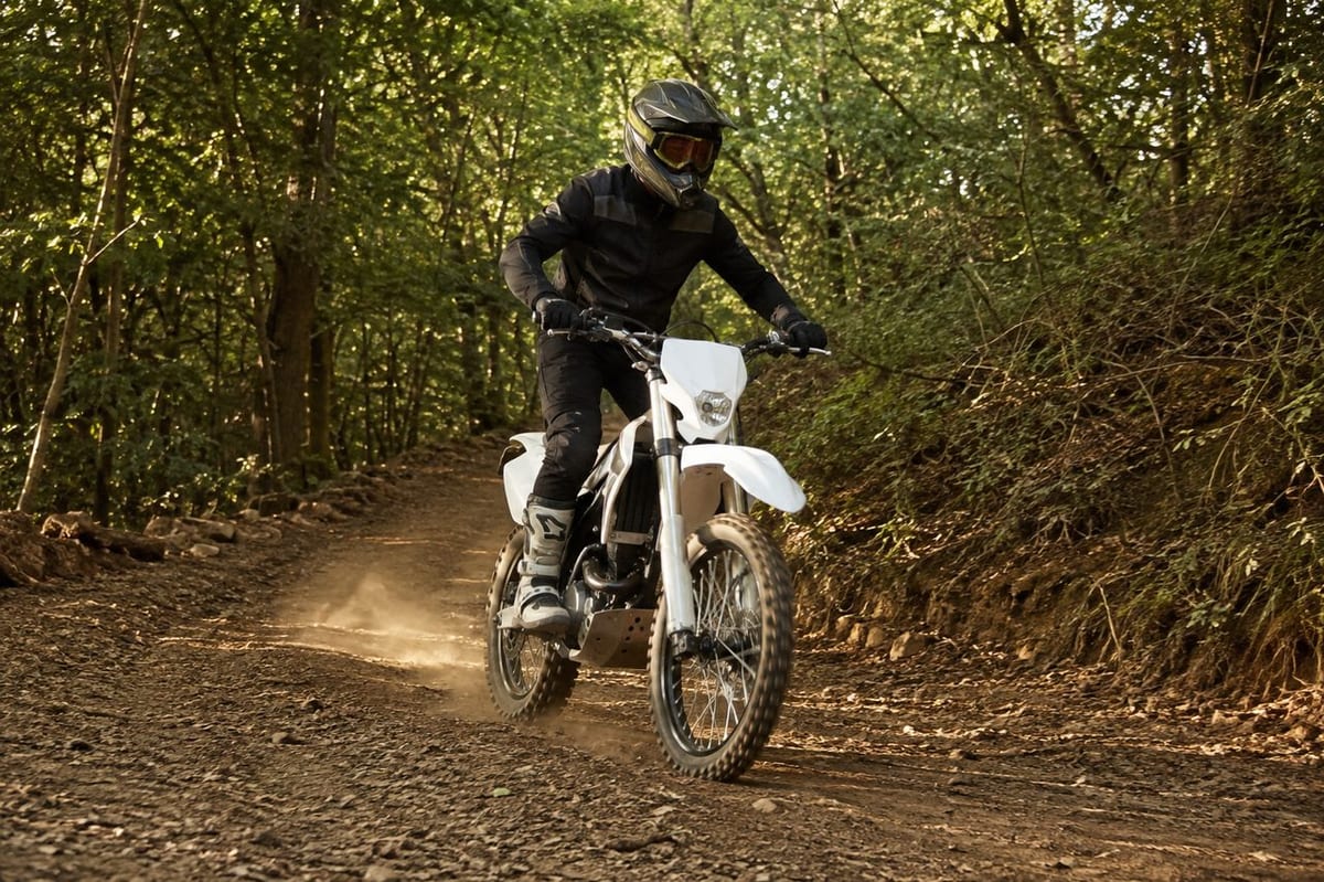 125 enduro: débuter légalement sans se tromper de moteur ni de budget
