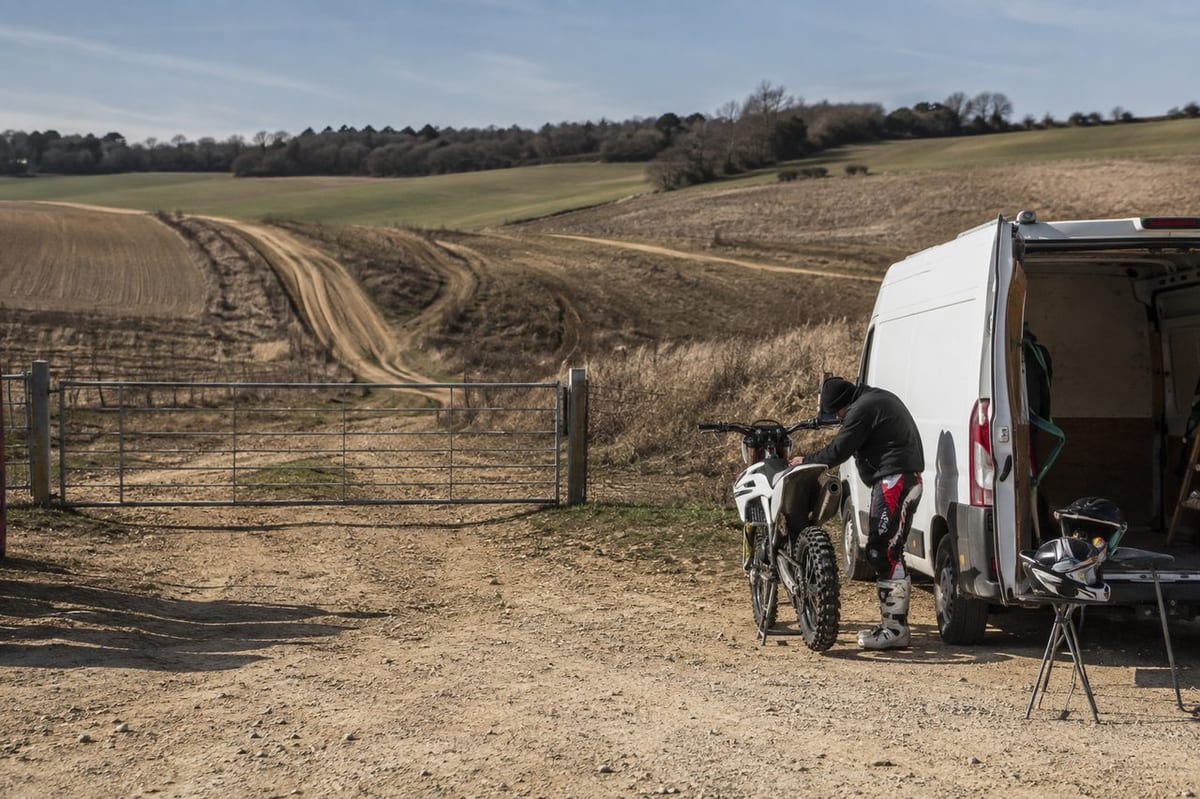 Terrain moto cross sans licence: options sûres pour rouler à la journée